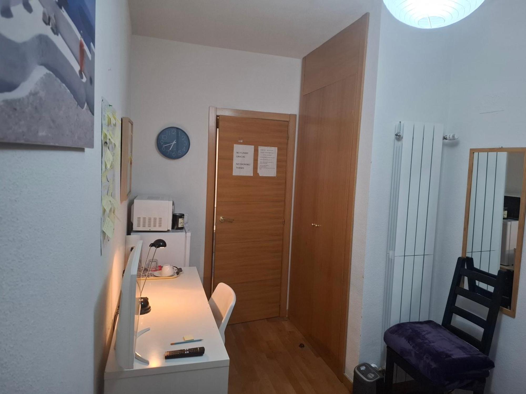 Habitaciones Individuales Wifi Tv Microondas Cerca Del Aeropuerto Madrid Habitacion Grande Wc Privado O Habitacion Pequena Wc Compartido Muy Tranquilas Bien Comunicadas Tren Metro Bus Facil Aparcamiento San Sebastian De Los Reyes Bagian luar foto