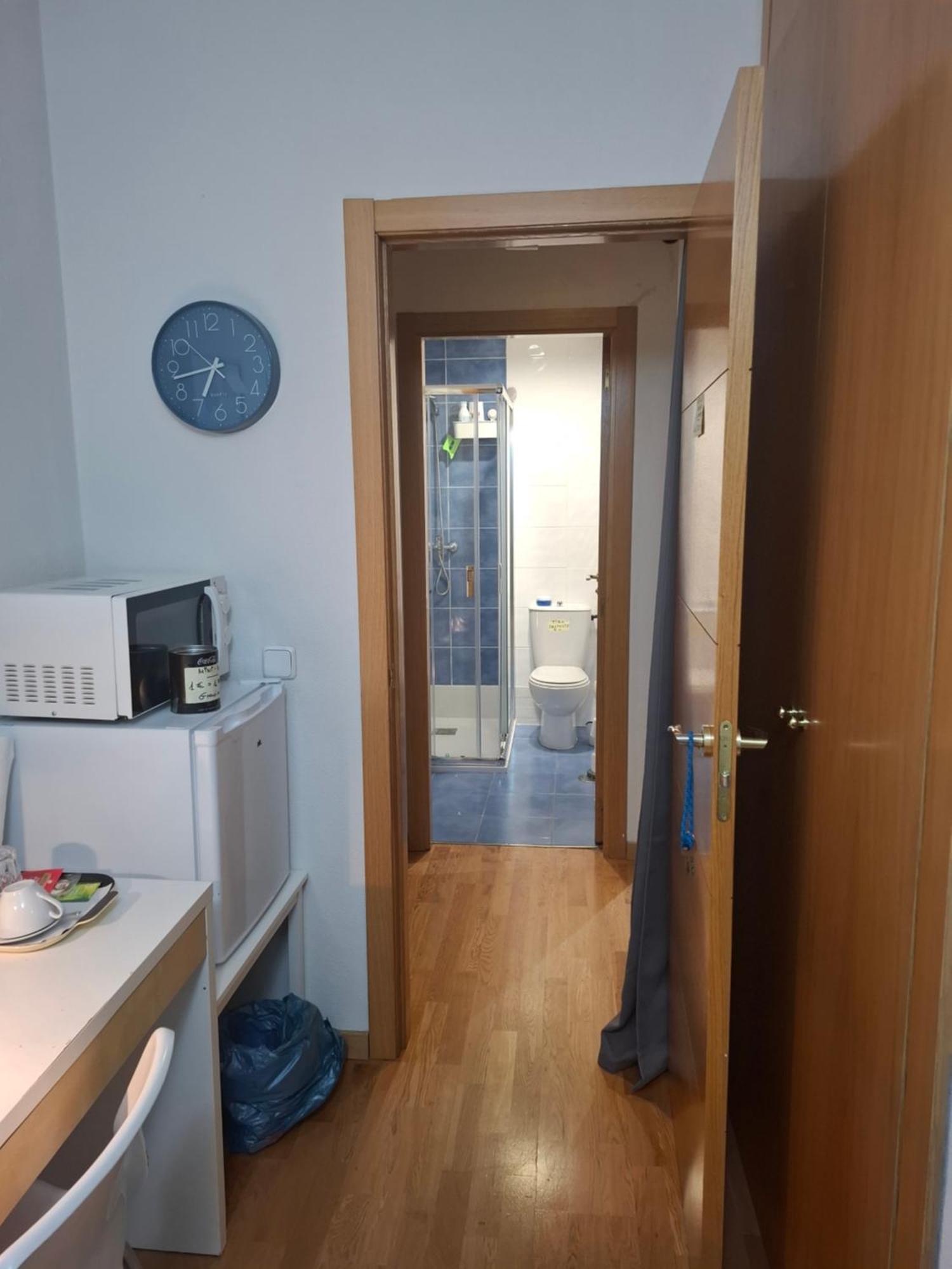 Habitaciones Individuales Wifi Tv Microondas Cerca Del Aeropuerto Madrid Habitacion Grande Wc Privado O Habitacion Pequena Wc Compartido Muy Tranquilas Bien Comunicadas Tren Metro Bus Facil Aparcamiento San Sebastian De Los Reyes Bagian luar foto
